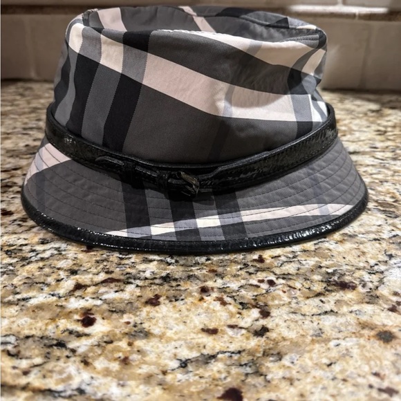 Burberry bucket hats for women - Picture 2 of 3